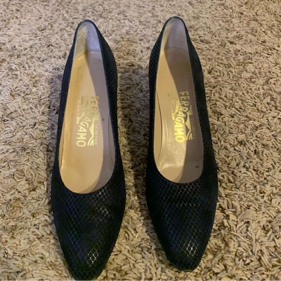 Black Pebbled Salvatore Ferragamo Pumps Size 8 AAA Narrow - Picture 2 of 10